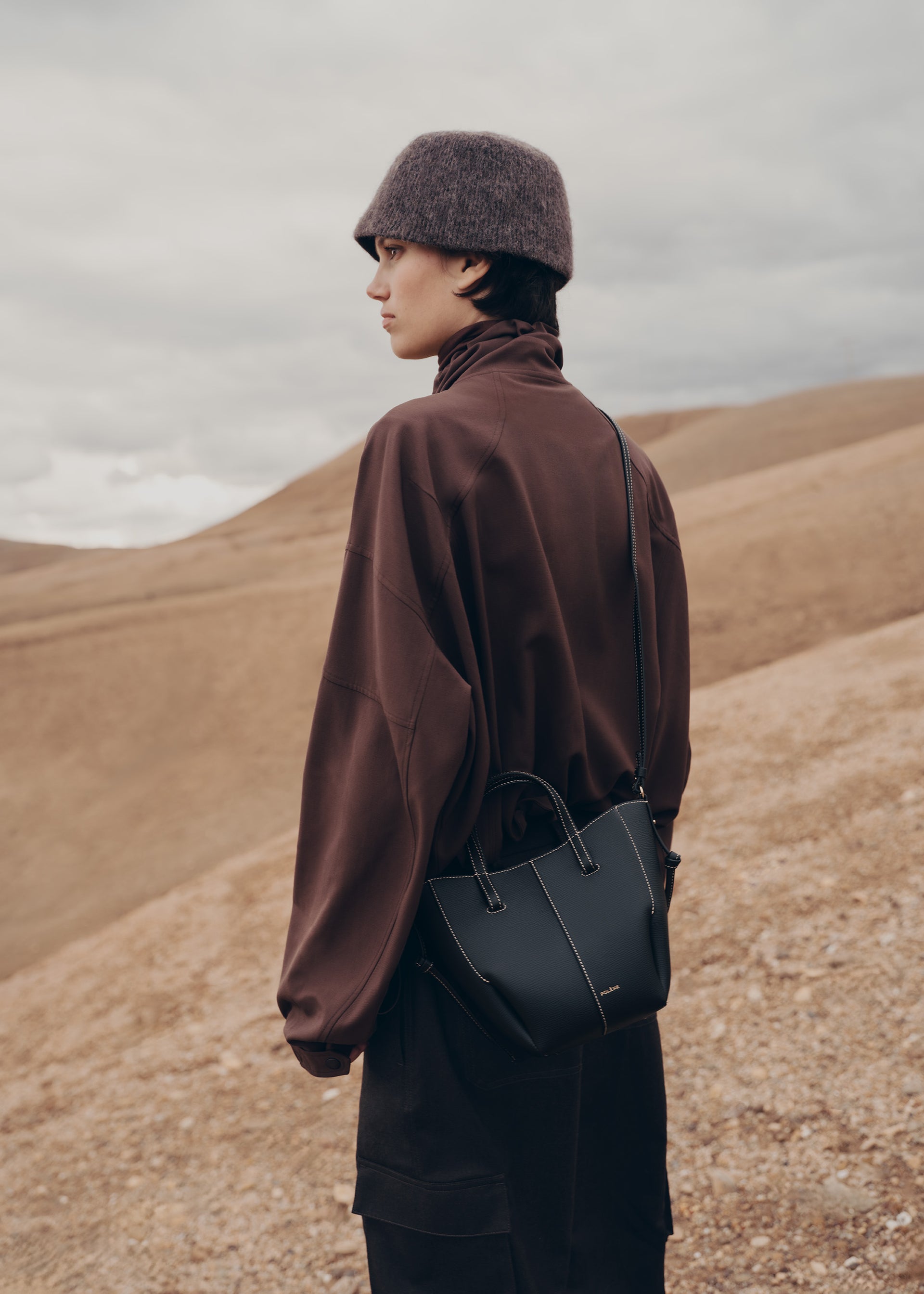 Cyme Tote Nano - ブラック テクスチャード エクリュ ステッチ