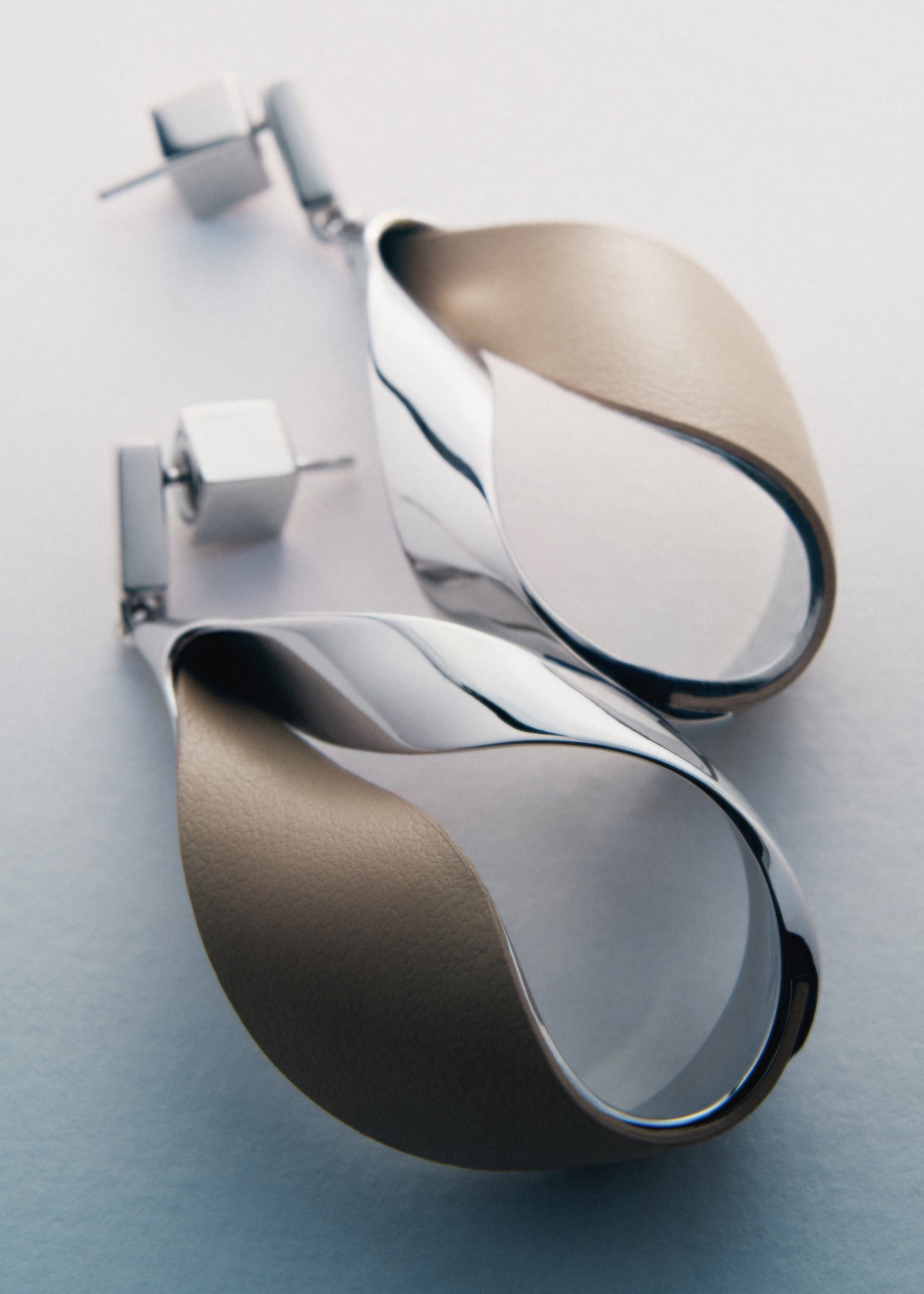 Ormé ドロップピアス - シルバーカラーxトープ