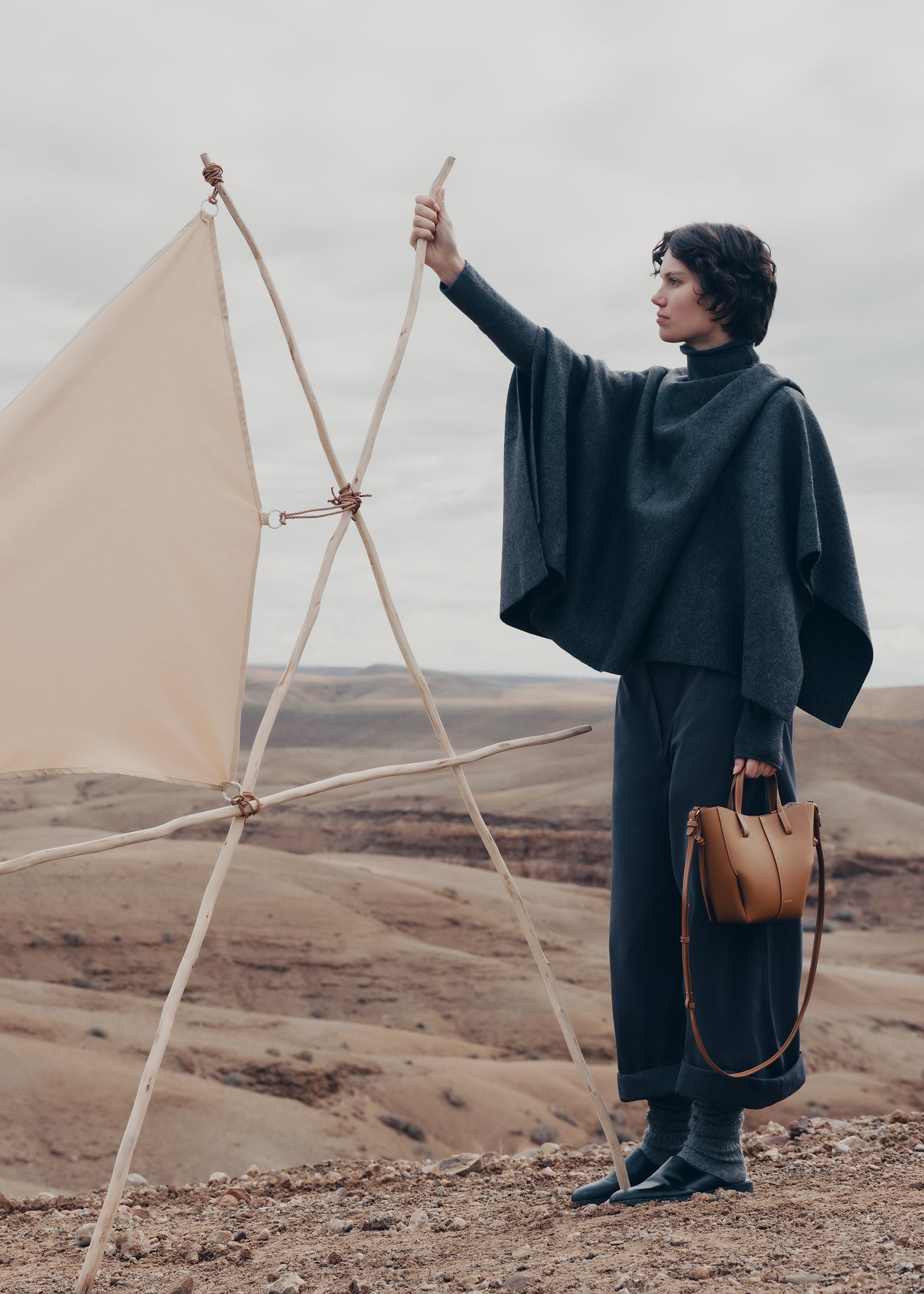 Polène | バッグ - Cyme Tote Nano - テクスチャード キャメル – Polène JP