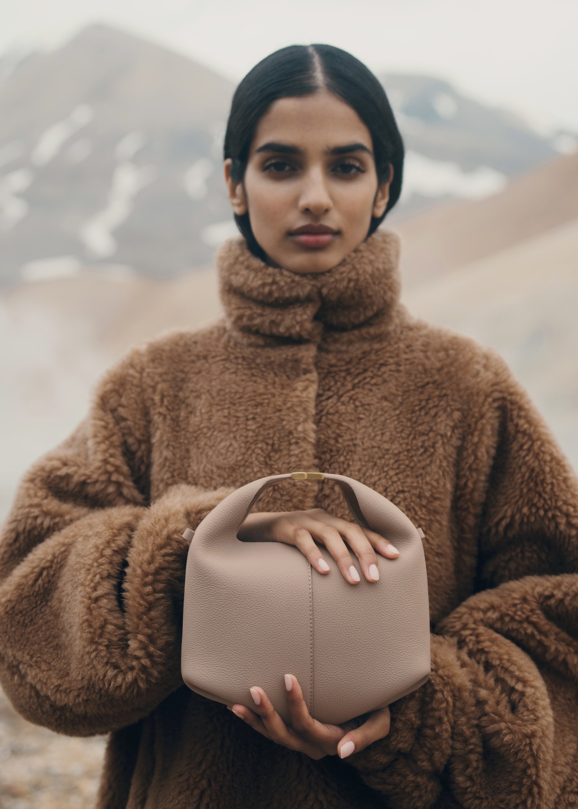 多様なセレモニーシーンで頼れる最旬人気メゾンのおすすめオケージョンバッグは、ポレーヌのBéri