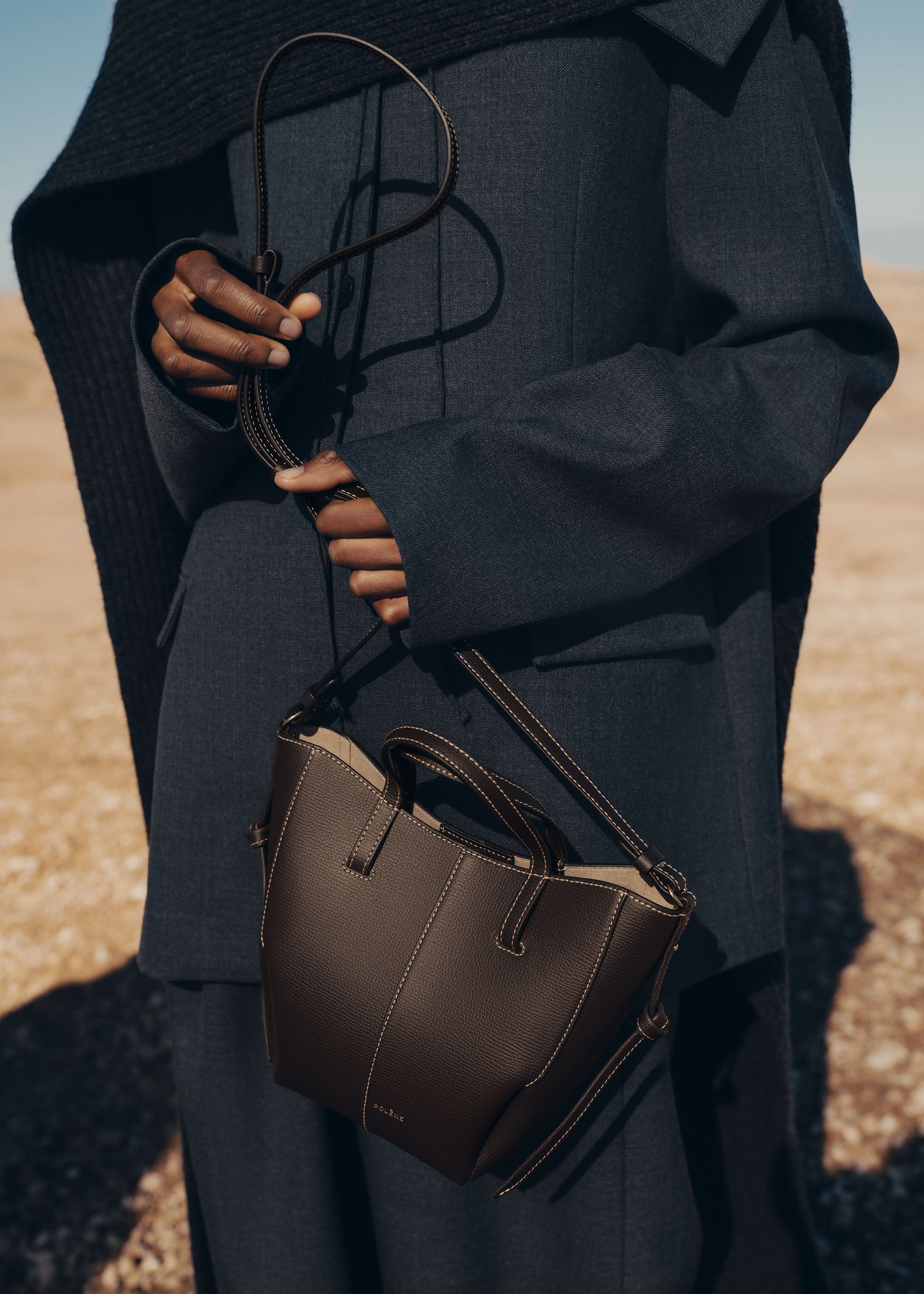 Polène | バッグ - Cyme Tote Nano - テクスチャード エボニー – Polène JP Polène | バッグ - Cyme Tote Nano - テクスチャード エボニー – Polène JP