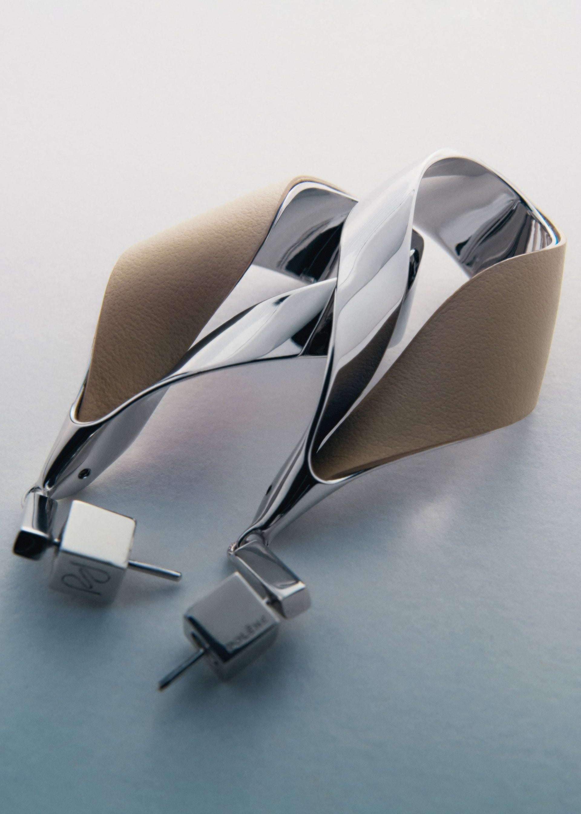 Ormé ドロップピアス - シルバーカラーxトープ