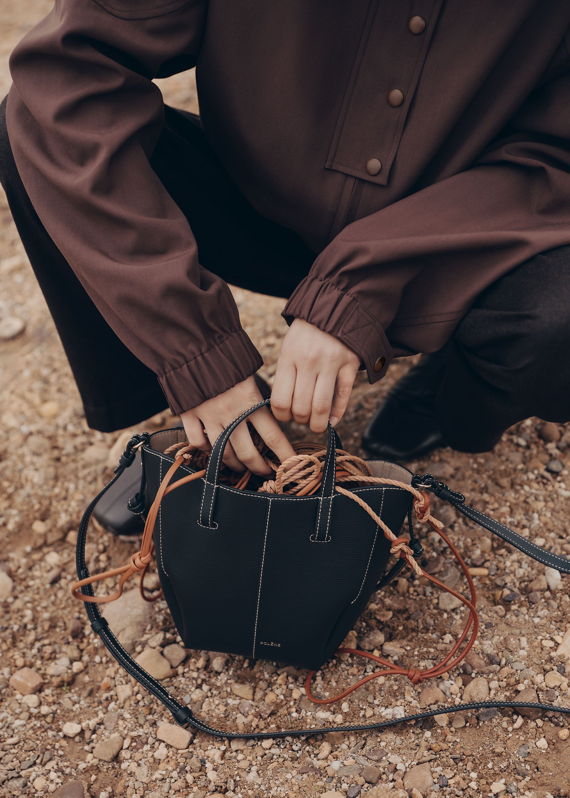 Cyme Tote Nano - ブラック テクスチャード エクリュ ステッチ