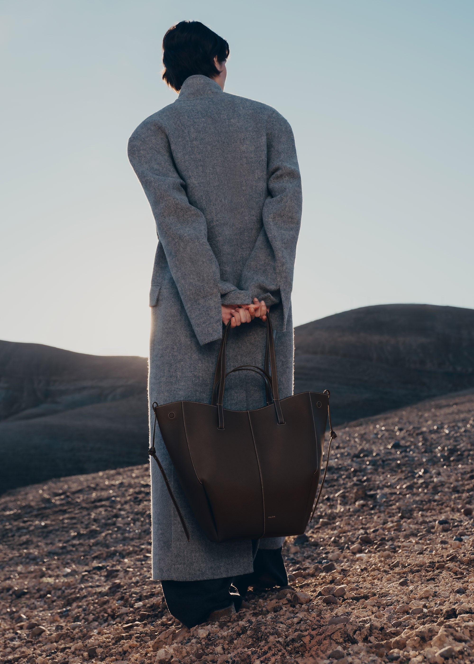 Polène | バッグ - Cyme Tote - テクスチャード エボニー – Polène JP Polène | バッグ - Cyme Tote - テクスチャード エボニー – Polène JP